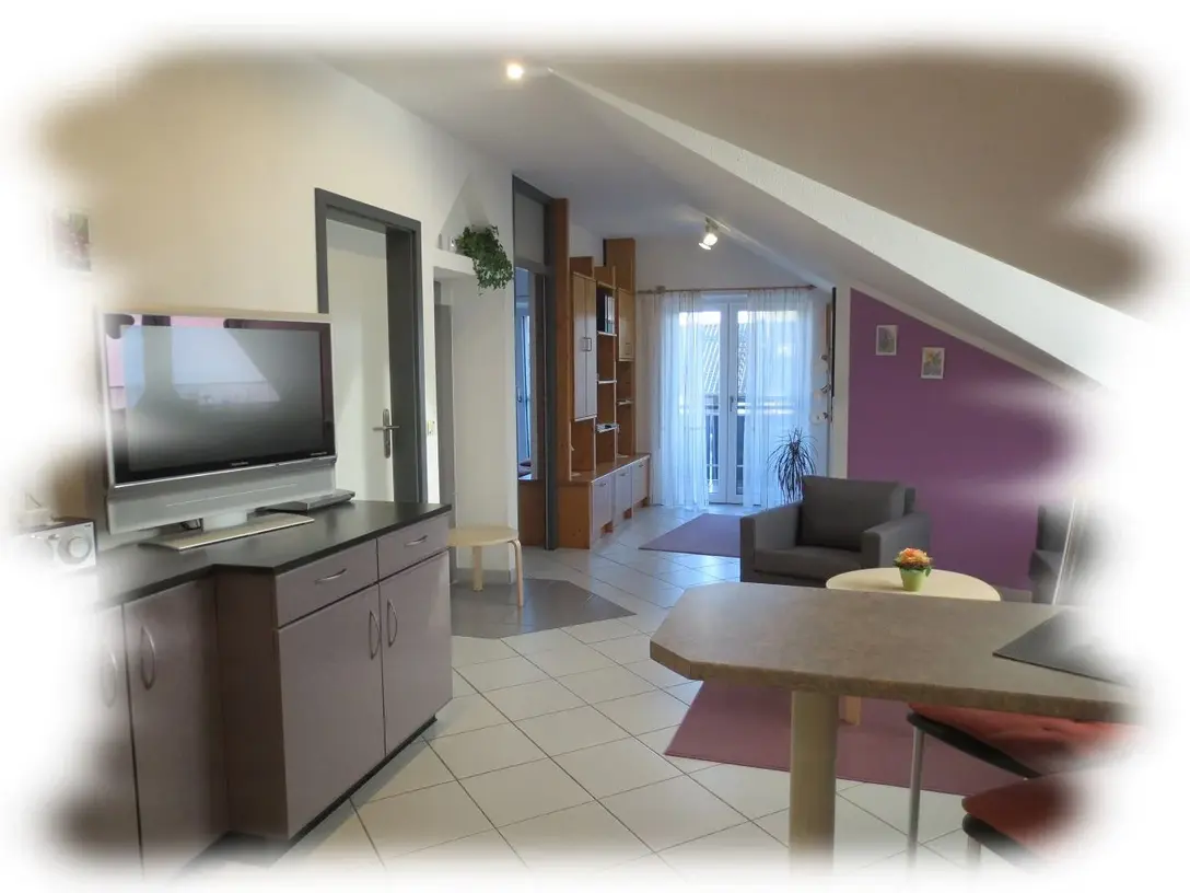 Helle Ferienwohnung mit Sofa und Balkonzugang