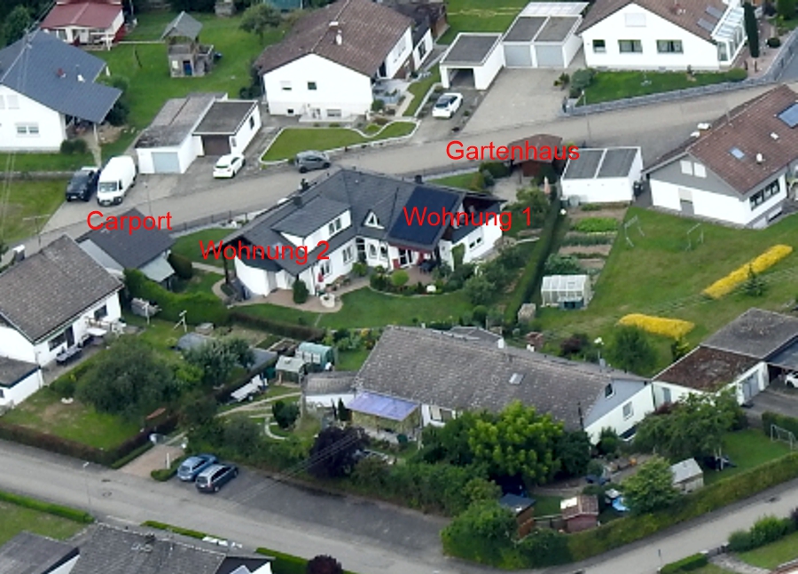 Ruhige Wohnstraße mit Bäumen