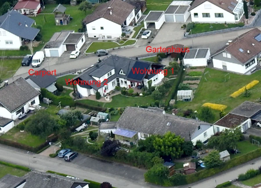 Ruhige Wohnstraße mit Bäumen